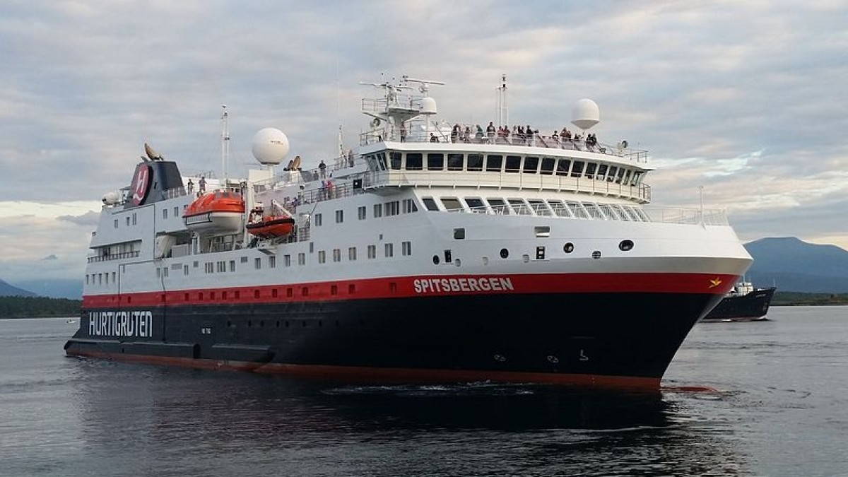 Hurtigruten odwołuje rejsy, ale nie uniknie kary. Pasażerów zarażonych COVID-19 przybywa