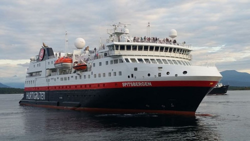 Hurtigruten odwołuje rejsy, ale nie uniknie kary. Pasażerów zarażonych COVID-19 przybywa