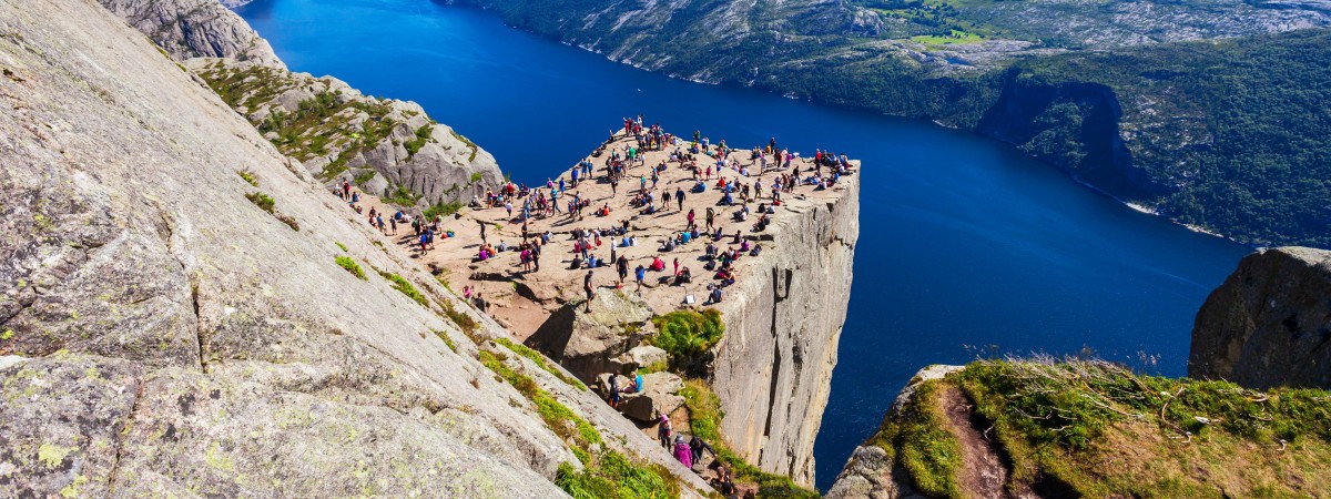  Fala turystów zalewa najpopularniejszy norweski klif. Interweniowała policja