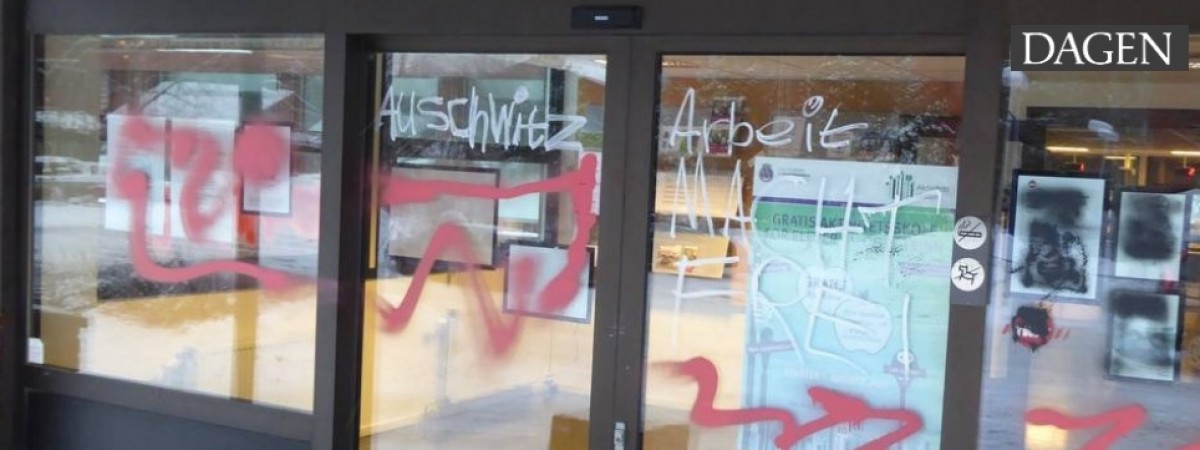 „Arbeit macht frei” na biurze NAV. Nazistowskie napisy w dzielnicy Oslo