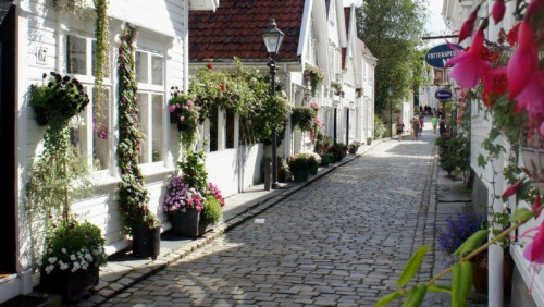 Turyści zalewają Stavanger. „To wakacyjny koszmar. Zaglądają już wszędzie”