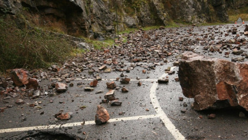 Chaos drogowy na E18: trasa zamknięta z powodu osuwisk