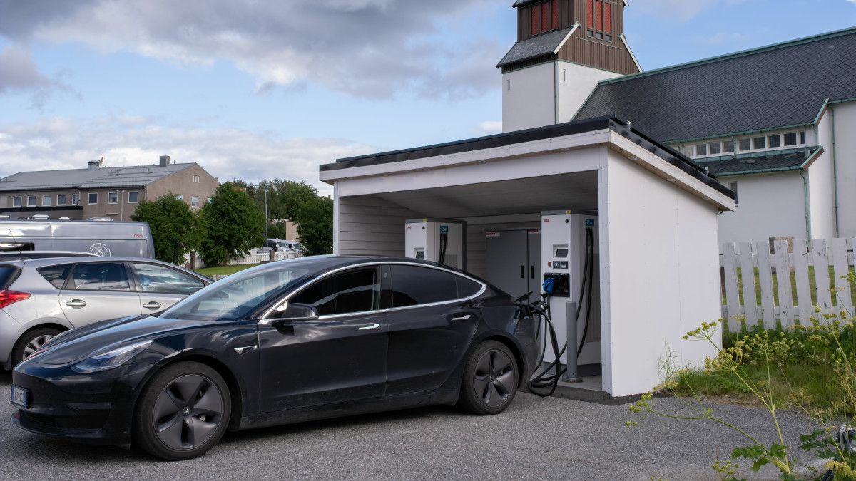 Wzrosła sprzedaż nowych aut w Norwegii. Elektryczne samochody to już prawie 90 procent z nich