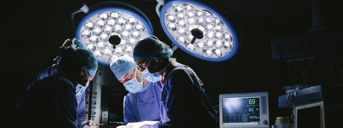 Chaos w służbie zdrowia, milionowe kary dla gmin. Pacjenci koczują na korytarzach