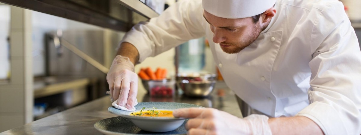 Chcesz pracować w norweskiej restauracji? Te słówka musisz znać [SŁOWNICZEK]