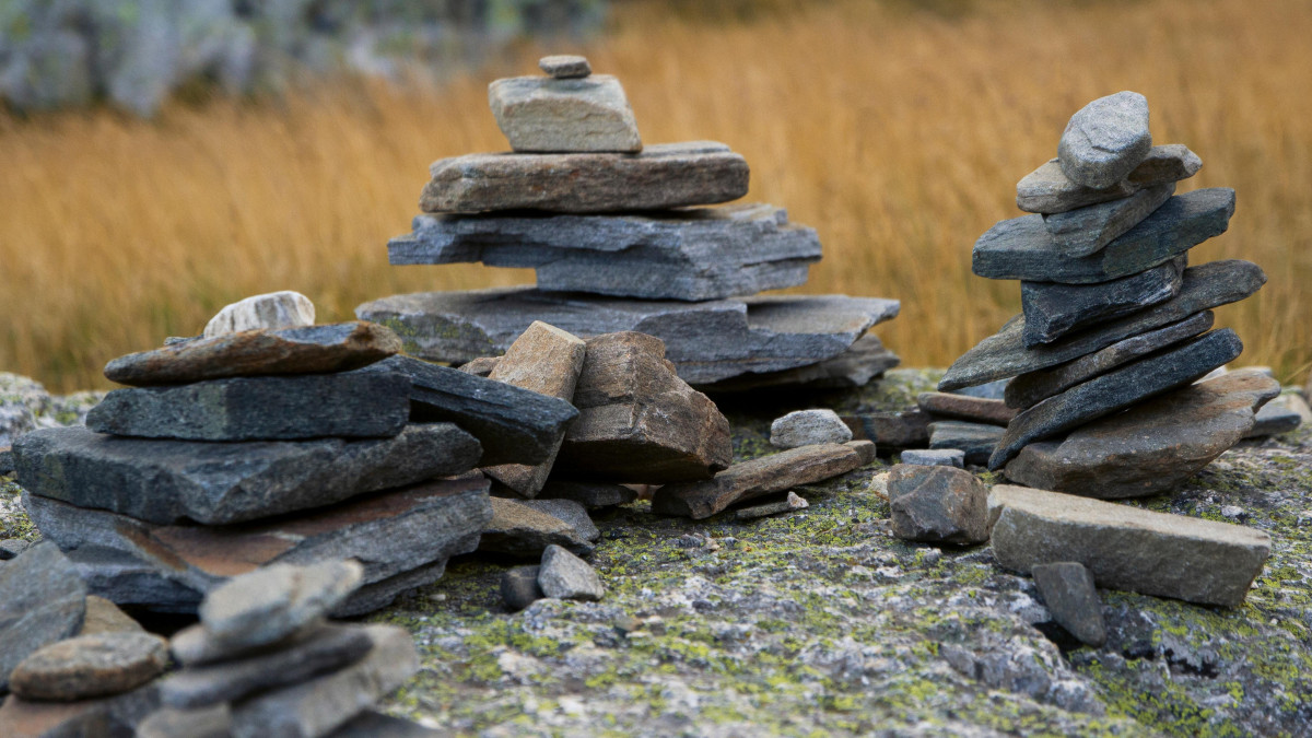 Kamiennie kopce plagą koła podbiegunowego. Turyści budują je nawet z... 500-letnich palenisk