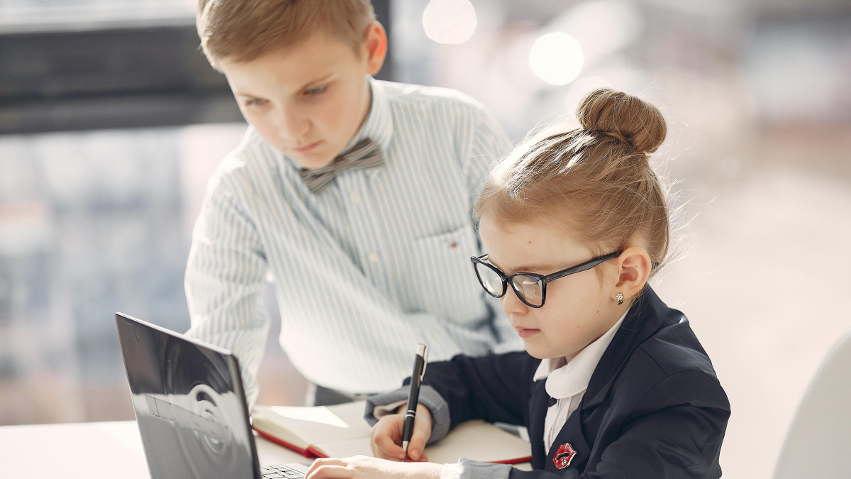 Sala z kulkami, symulator wyścigów samochodowych i maszyna do lodów. Czy to jeszcze norweski urząd, czy już sala zabaw?