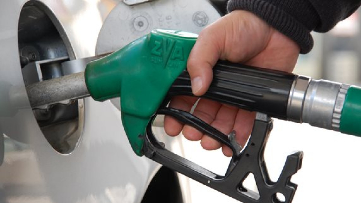 Ropa tanieje, a diesel wciąż kosztuje dużo. Analityk wskazuje przyczyny