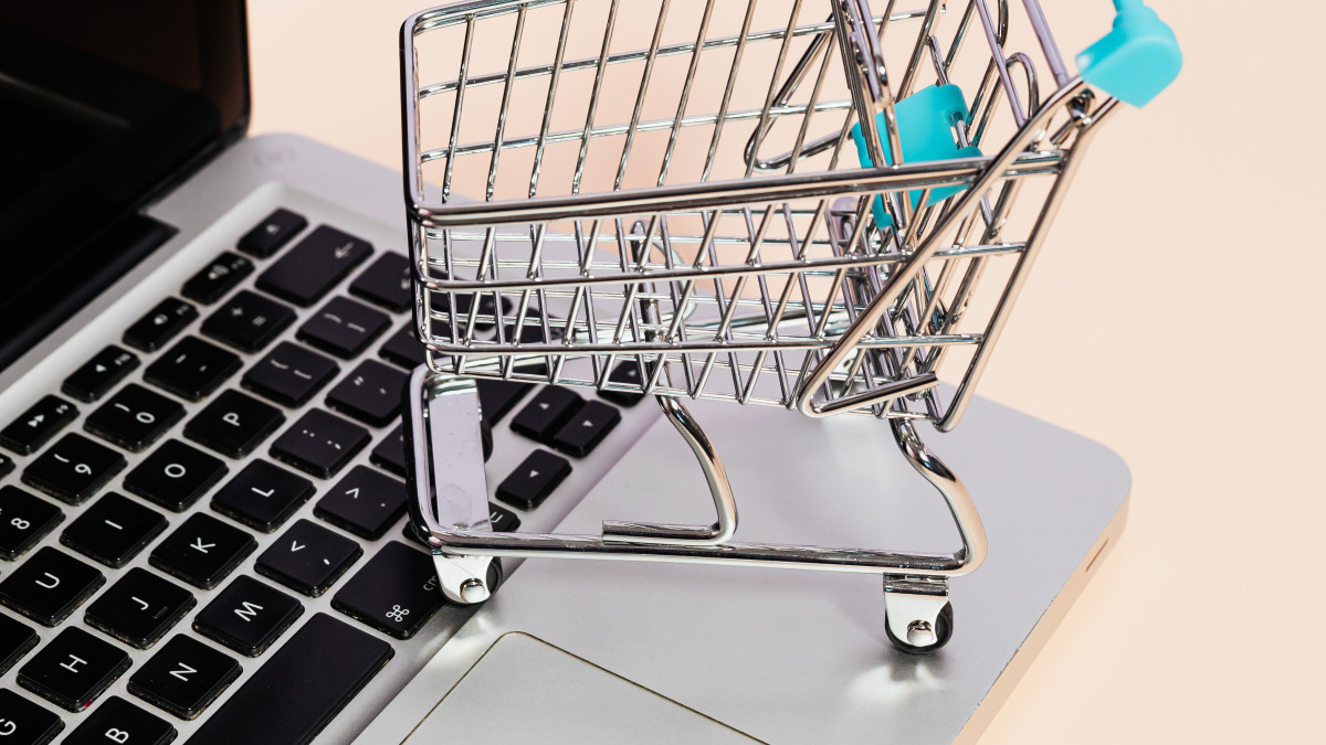 Będzie drożej: wraca podatek nakładany przy zagranicznych zakupach przez internet