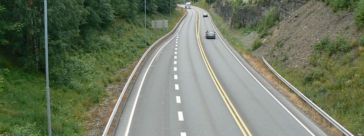 Na E6 pojedziemy szybciej. Od dziś „letnie” ograniczenie prędkości