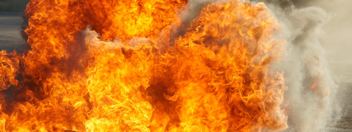 Fredrikstad: pożar magazynu. Zamknięte odcinki autostrady i Østfoldbanen