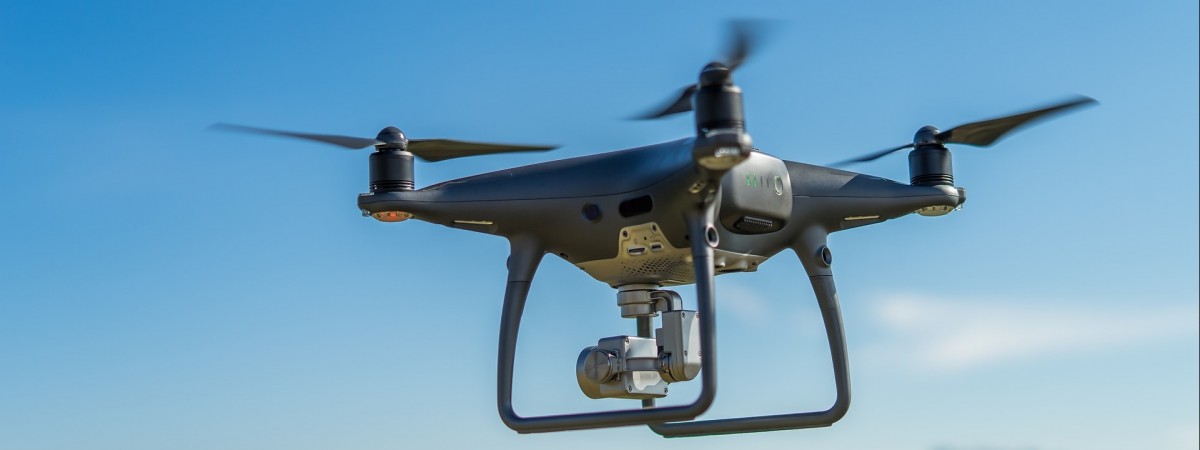 Latali dronem nad bazą wojskową. Polacy ukarani mandatem