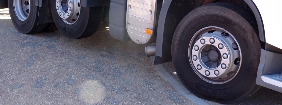 Letnie opony na śniegu, brak hamulców: pechowy dzień dla polskich ciężarówek