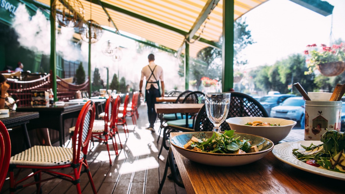 Praca na sezon: pisemna umowa to podstawa