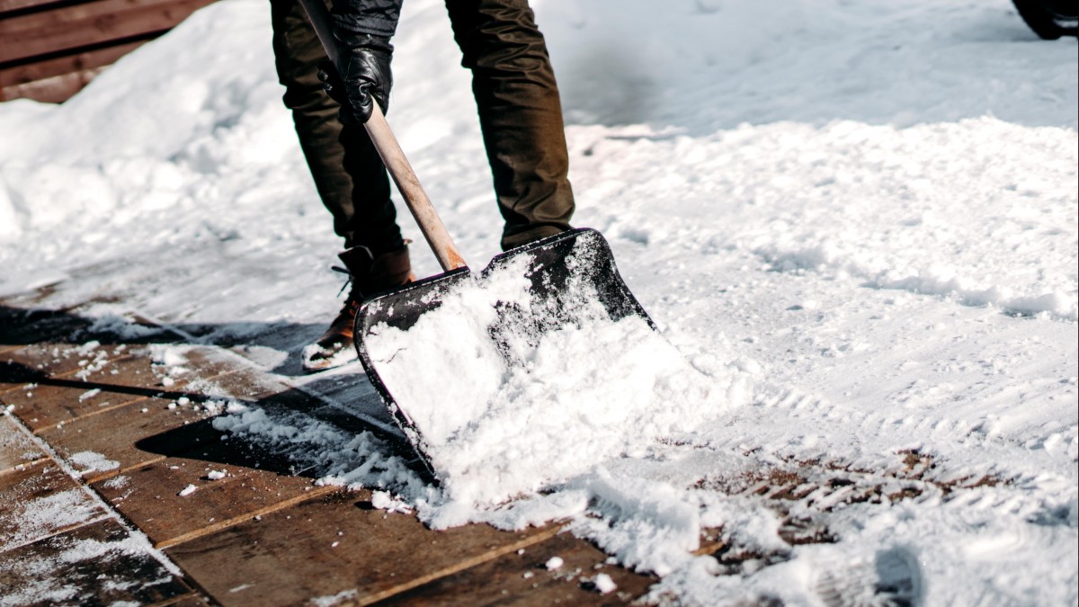 Chciał odśnieżać ogniem i benzyną. Polaka powstrzymała policja