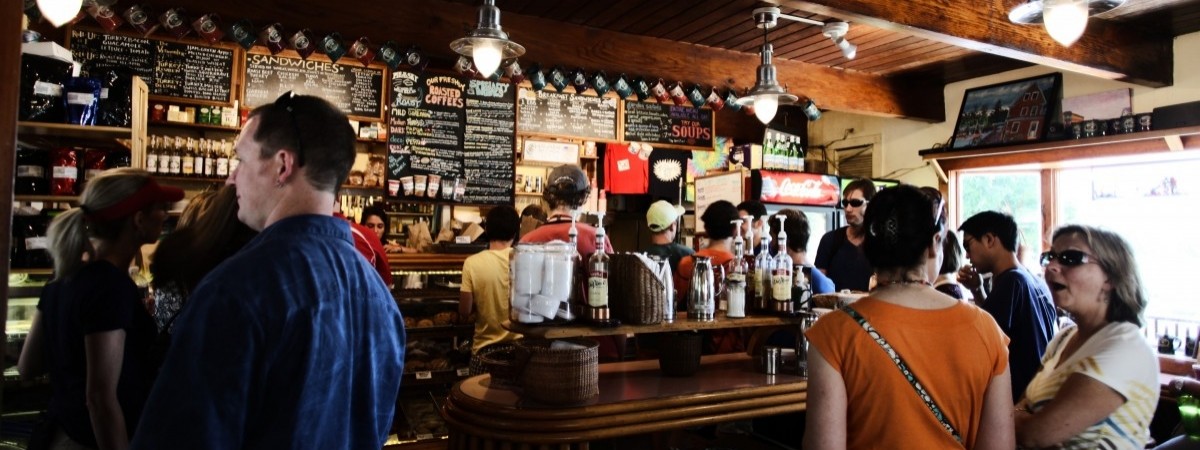 Branża offshore i okrętownictwo z najlepszymi zarobkami. Gastronomia znów poniżej średniej [LISTA]