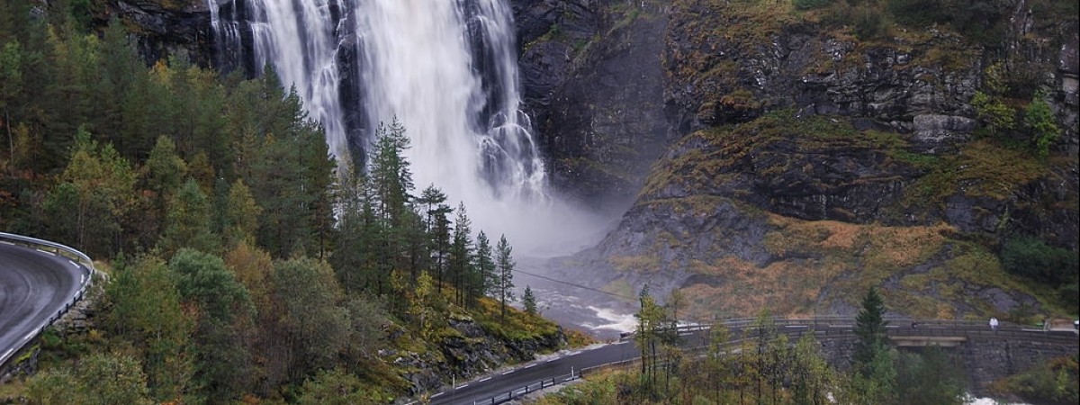 Takie rzeczy tylko w Norwegii: toaleta z widokiem na wodospad