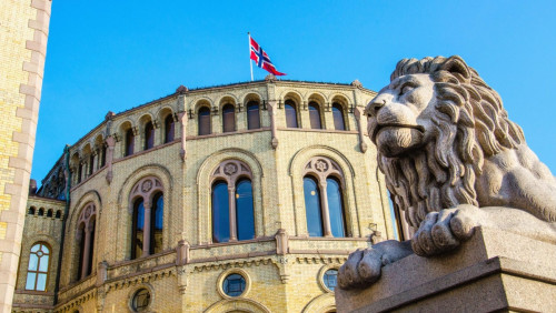 Letnie zwiedzanie norweskiego parlamentu. Wstęp jest darmowy