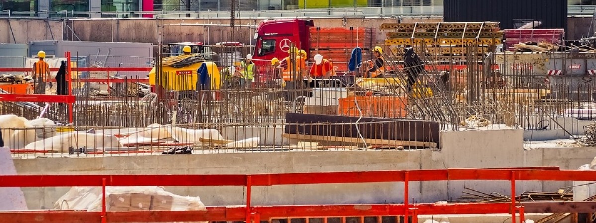 Więcej specjalistów, szkolenia BHP i stabilne umowy. Nowe standardy w budowlance 