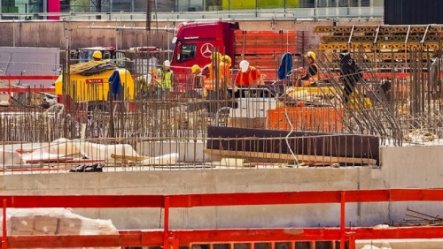 Więcej specjalistów, szkolenia BHP i stabilne umowy. Nowe standardy w budowlance