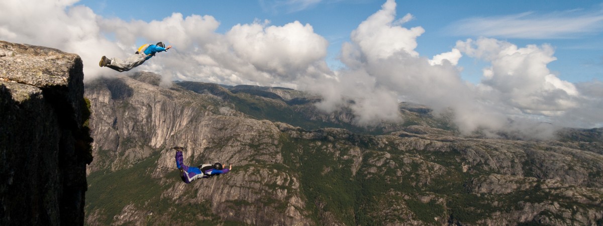 „Cały czas balansujesz na krawędzi”. Base Jumping: Polacy skaczą z norweskiego fiordu