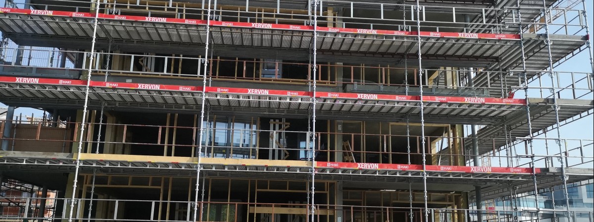 Wiele firm na jednej budowie – czym jest „hovedbedrift” i za co odpowiada