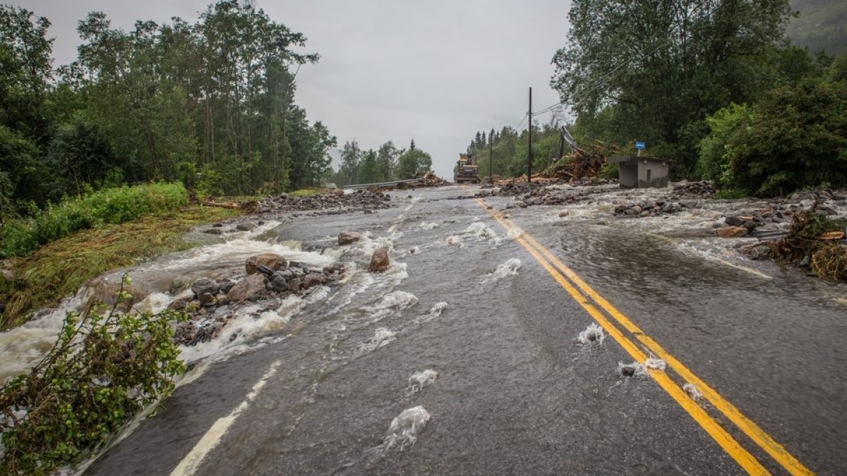 Premier: sytuacja jest poważna. Duże zniszczenia i chaos komunikacyjny po poniedziałkowej nawałnicy