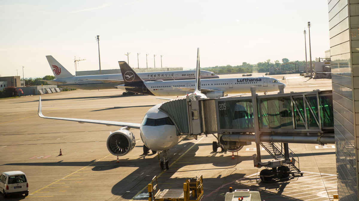 Norweg przechytrzył niemieckie lotnisko. Prześlizgnął się przez kontrolę bez biletu – dwa razy