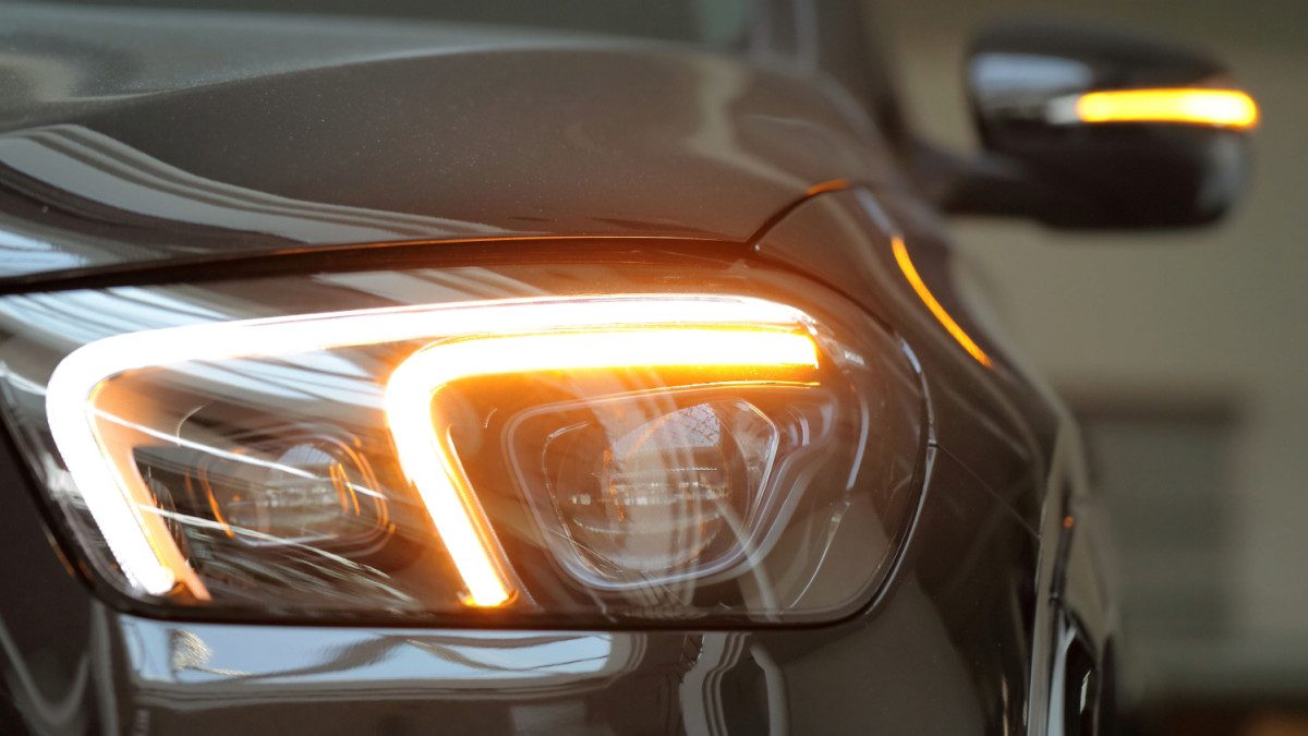 W Norwegii kupują coraz mniej samochodów. Większość nowych to elektryki