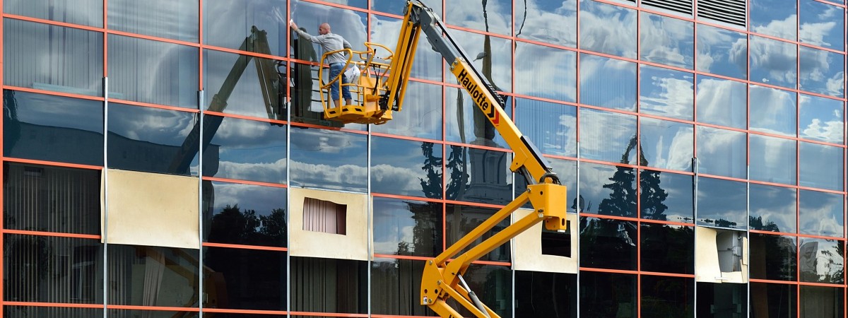 Uwaga na pracę na wysokościach. Polak kolejną ofiarą wypadku