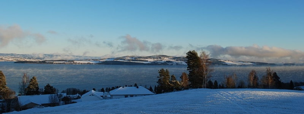 Praktyczność po norwesku: dzieci uczą się pływać w lodowatej wodzie