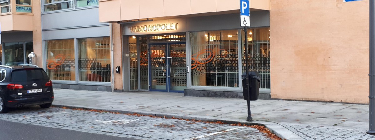 Przez tydzień spali pod Vinmonopolet. Wszystko dla wyjątkowo drogiej butelki wina