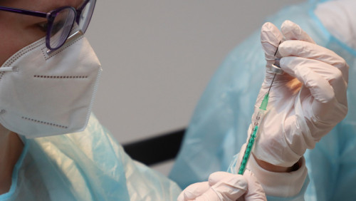 Grypa groźniejsza niż COVID-19 w zeszłym sezonie. FHI wzywa do szczepień