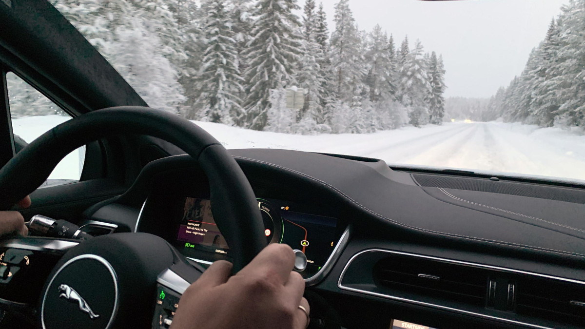 Lodowisko na norweskich drogach. NAF radzi, jak hamować i reagować