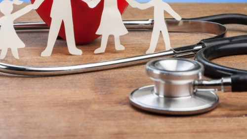 Planujesz dłuższy pobyt w Polsce? Podpowiadamy, jak zyskać prawo do bezpłatnej opieki medycznej