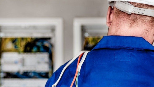Elektrycy, operatorzy maszyn czy kierowcy: w tych zawodach w Norwegii pracuje się po godzinach