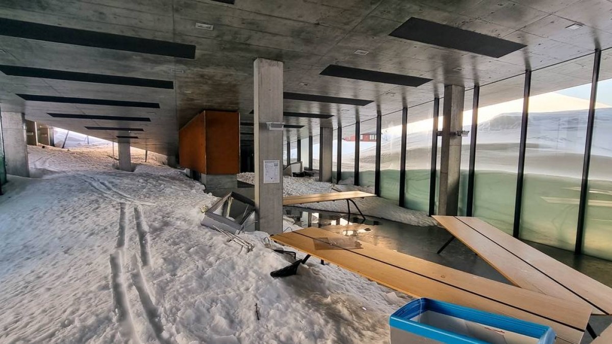 Lawina zmiotła kawiarnię na popularnej trasie. Rozległe uszkodzenia