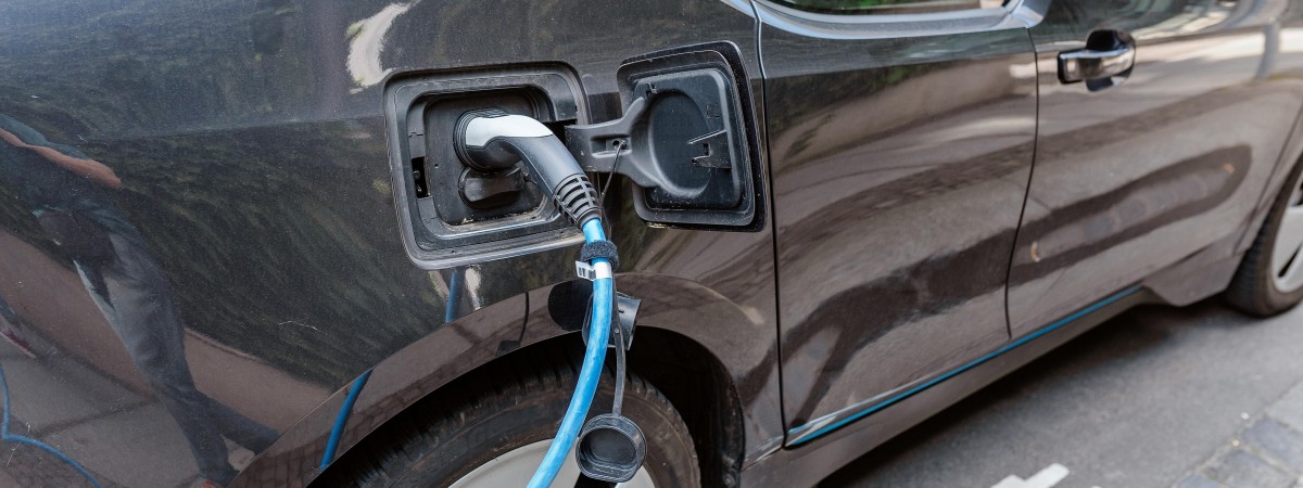 Stacje benzynowe nie chcą ładowarek dla elbili. „To się nie opłaca”