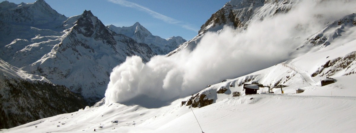 „Gdybym spóźnił się o kilka sekund, już by mnie tu nie było”. Kierowca autobusu cudem uniknął lawiny [FILM]