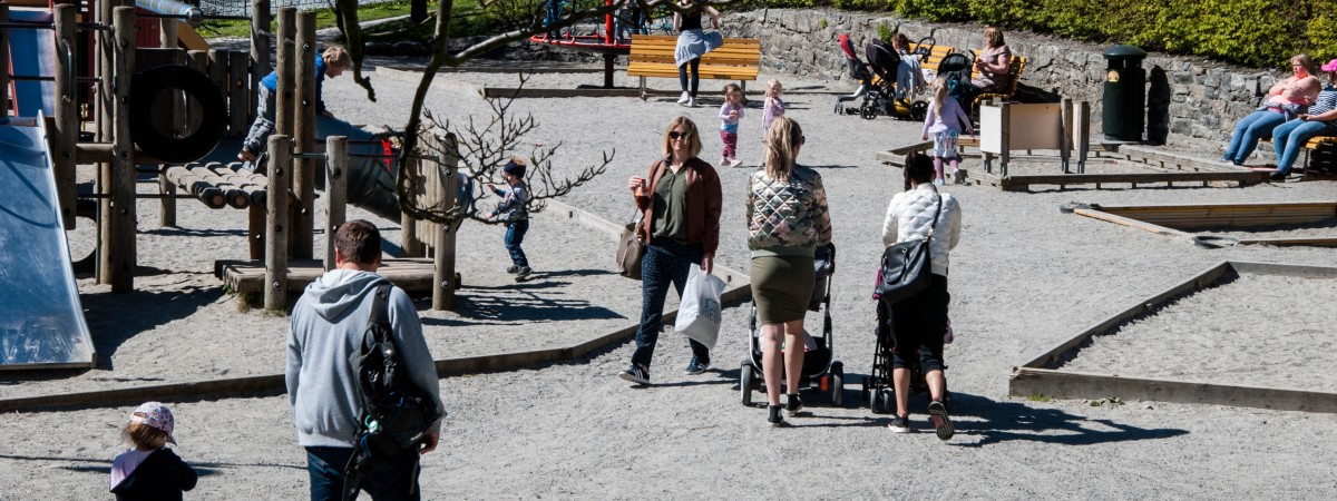 Rodzice otrzymali już 50 miliardów koron. Zasiłek opiekuńczy wciąż budzi kontrowersje