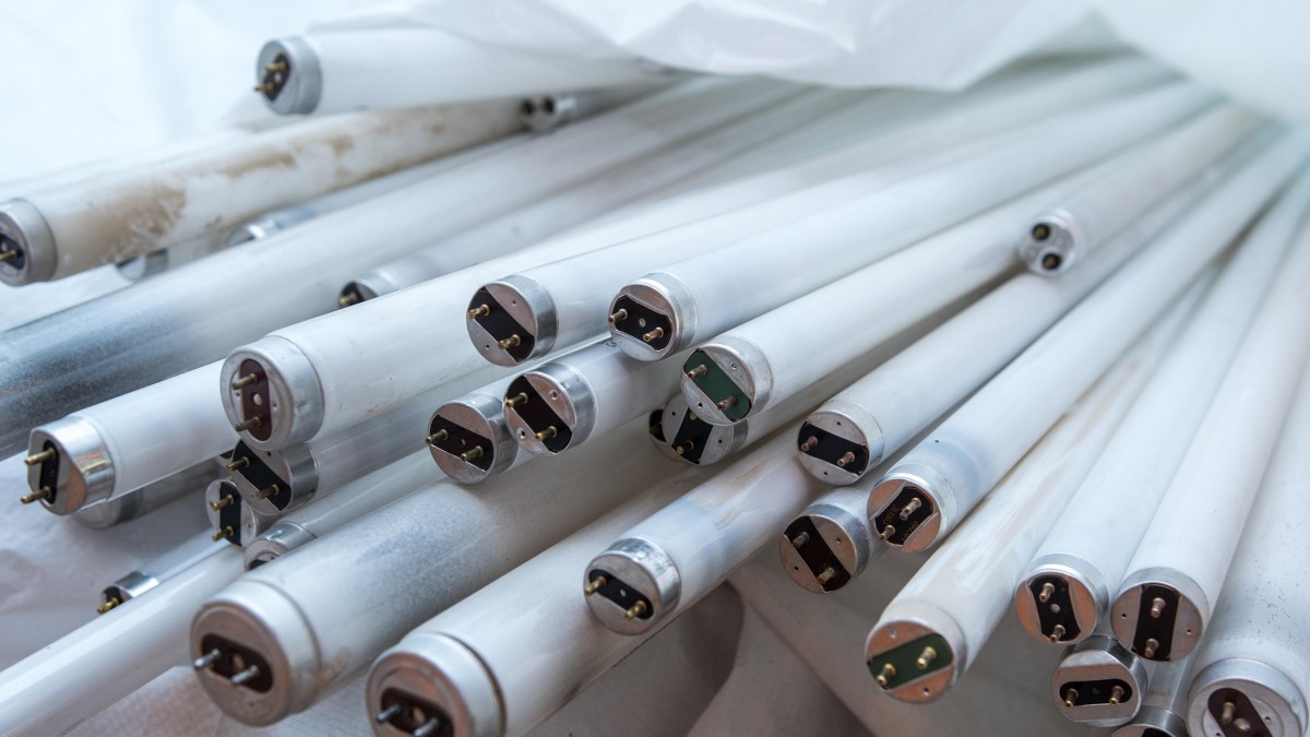 Od dziś zakaz produkcji i importu niektórych żarówek halogenowych i świetlówek