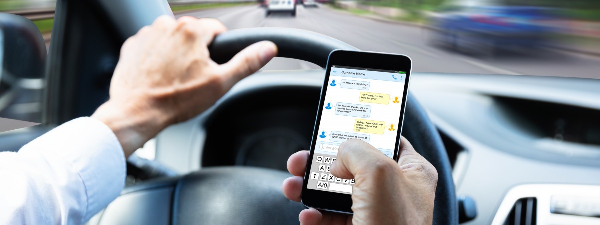 Kierowcy nie boją się mandatów. Coraz chętniej sięgają po telefon za kółkiem