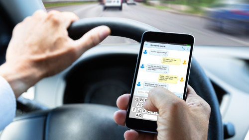 Kierowcy nie boją się mandatów. Coraz chętniej sięgają po telefon za kółkiem