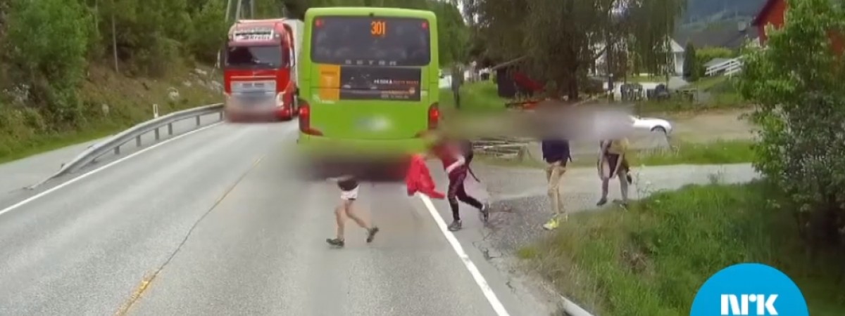 Kierowca: „Miałem duszę na ramieniu”. Chłopiec cudem uniknął śmierci pod kołami tira [WIDEO]