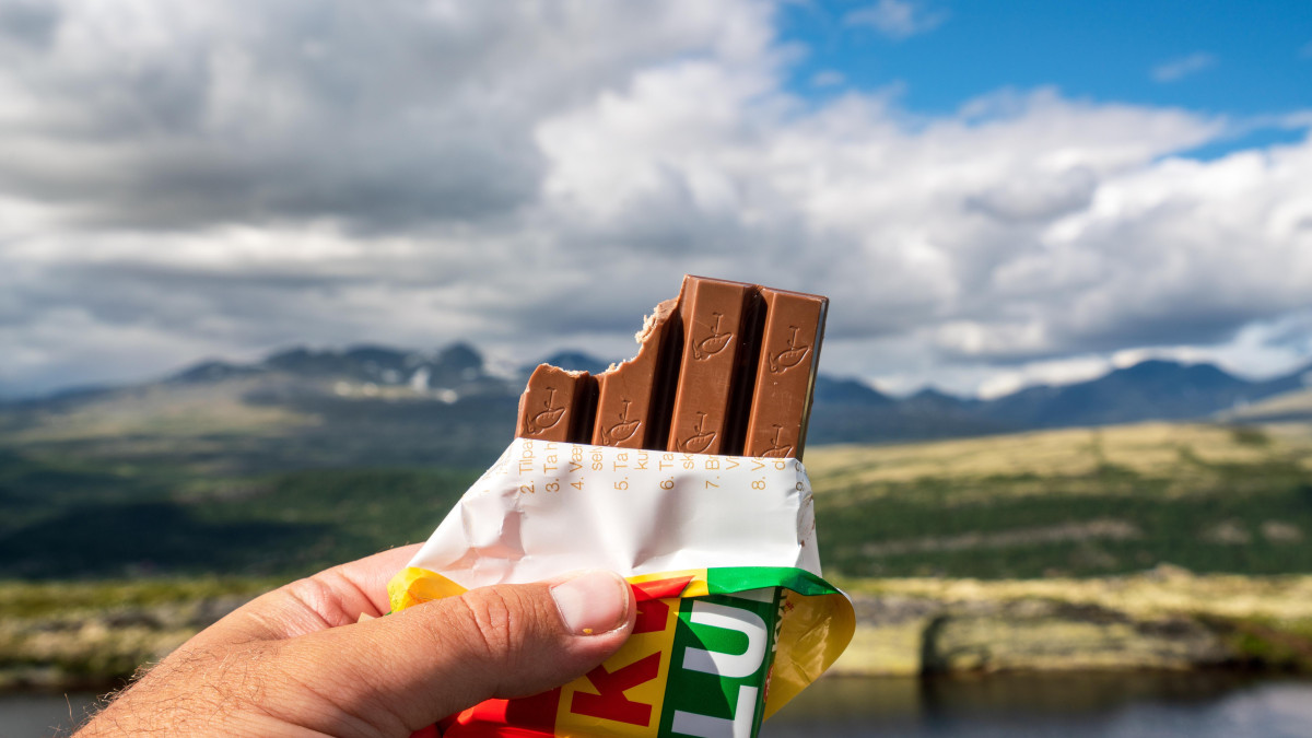 Dlaczego norweska Wielkanoc smakuje czekoladą i nutą pomarańczy? Historia batonika Kvikk lunsj (i nie tylko)