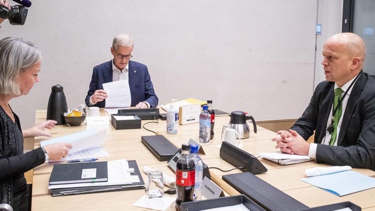 Pierwsza porażka nowego rządu: dopłaty do świadczeń pojawią się szybciej, niż planowali