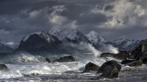 Ekstremalna pogoda „Gyda” uderza w Norwegię: na wybrzeżu szaleje sztorm, zamknięto górskie drogi