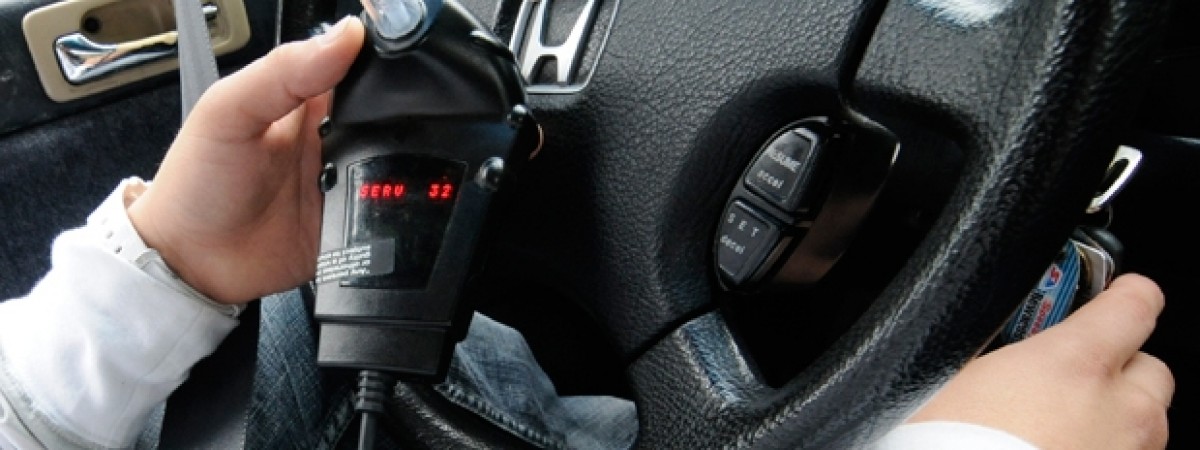 Będzie nowe prawo? Trygg Traffik chce alkolocków w każdym aucie. Policja jest „za”