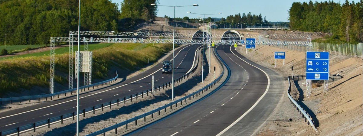 Jak i gdzie płacić „bompenger”? Wyjaśniamy, na czym polegają opłaty bramkowe 