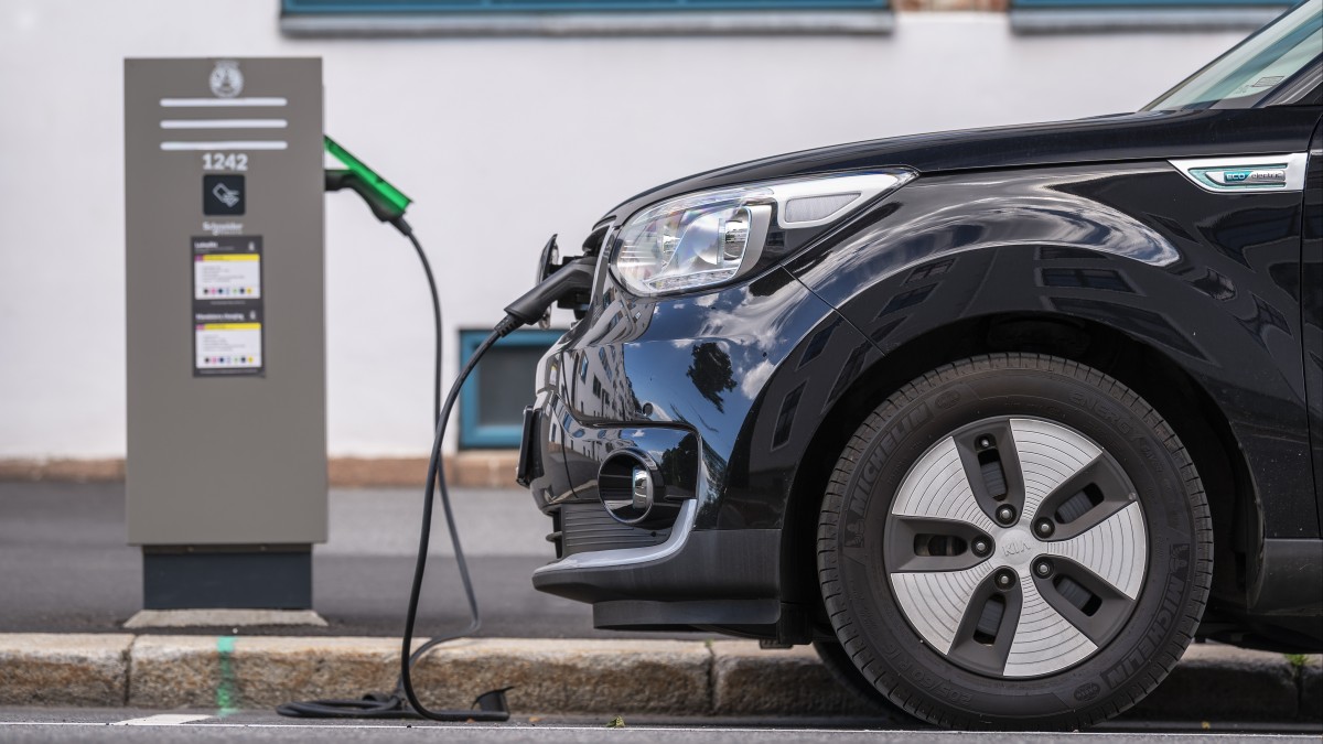 Rekord w sprzedaży aut elektrycznych. Nowy podatek może zniechęcić do zakupu kolejnych elbili